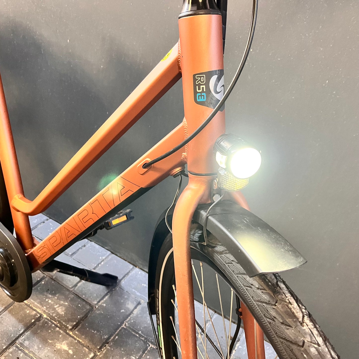 Sparta R5E – Hippe elektrische fiets met achterwielmotor en schijfremmen.