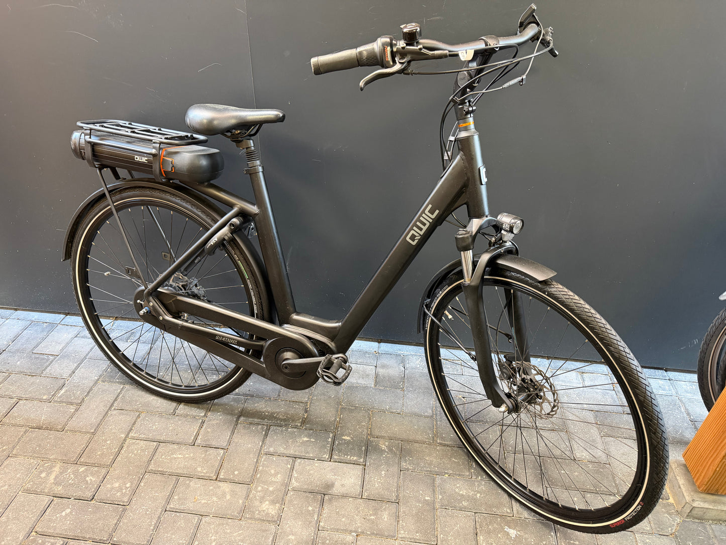 Qwic Premium MN7D | Weinig km gelopen!